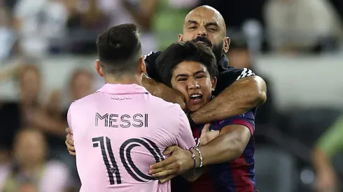Yassine Chueko en acción para custodiar a Lionel Messi en el último partido del Inter Miami. 
