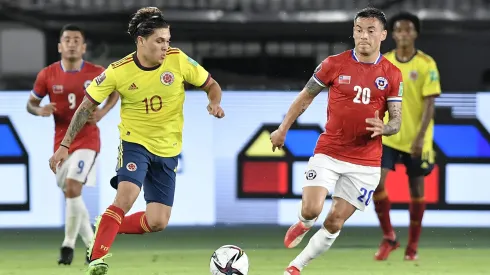 Juanfer Quintero enfrenta la marca de Charles Aránguiz en un duelo entre Colombia y Chile. ¿Se volverán a cruzar?
