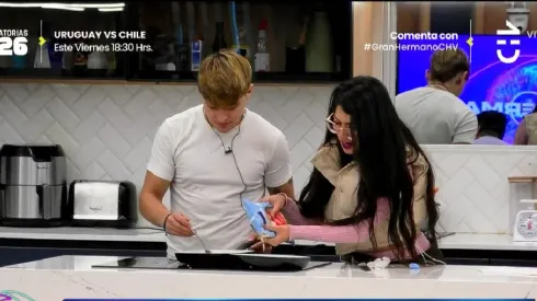 Hans incómodo por coqueteos de Scarlette en Gran Hermano