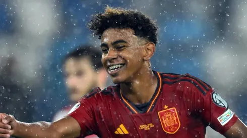 Un niño de 16 años marca su primer gol profesional con la selección española.
