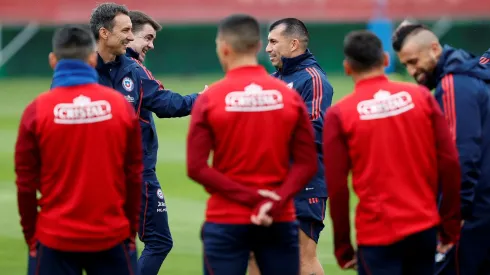 Gary Medel y Arturo Vidal comandan lista de viajeros en La Roja hacia Uruguay.
