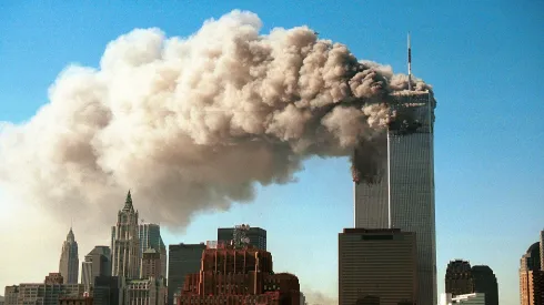 Sale humo de las torres gemelas del World Trade Center tras ser alcanzadas por dos aviones secuestrados en un atentado terrorista el 11 de septiembre de 2001 en Nueva York | Foto: Getty Images
