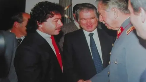 Corbata roja en la cara de Pinochet, una de las jugadas de Caszely en la dictadura.
