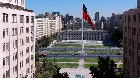 ¿Cómo se cuelga la bandera?
