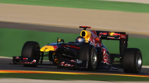 Sebastian Vettel recorre el circuito de Valencia, en España, en la primera de las brillantes presentaciones con el RB7.
