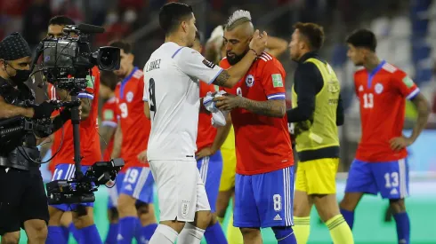 Luis Suárez lidera los mensajes de apoyo del mundo del fútbol a Arturo Vidal.
