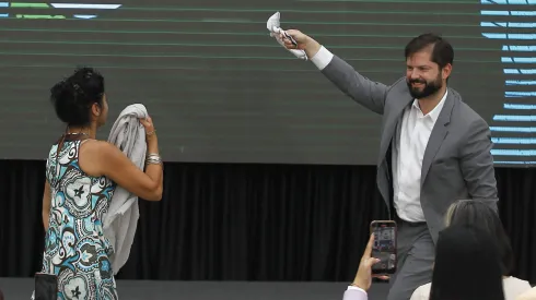 El Presidente de la Republica, Gabriel Boric, baila cueca durante la ceremonia de entrega del Premio a la Musica Nacional y Artes Escenicas.
Dragomir Yankovic/Aton Chile
