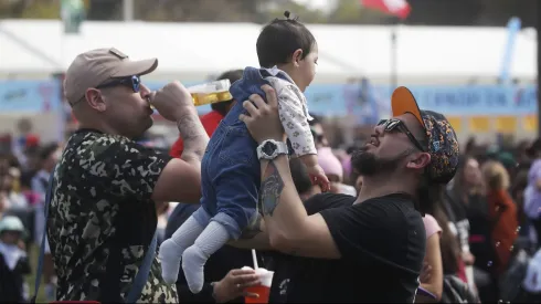 Gran cantidad de personas disfruta de las fondas del Parque O¿Higgins.
