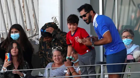 Johnny Herrera junto a su hijo Bruno viendo un partido de Universidad de Chile.
