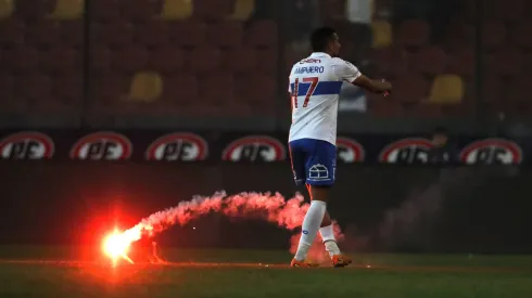 Los hinchas encendieron y lanzaron fuegos artificiales en Santa Laura.
