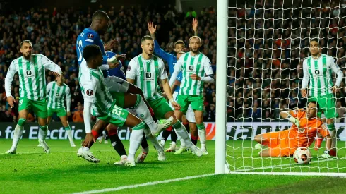 Claudio Bravo ya atajó pero el Rangers convierte el único gol del partido
