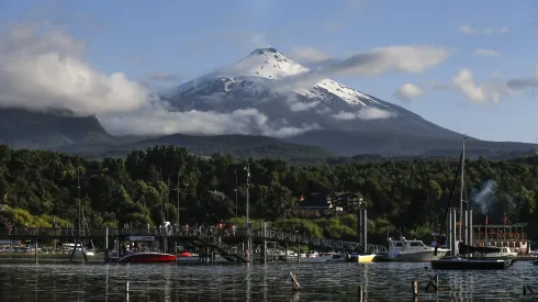 Panorámica del volcán Villarrica junto al lago en el Balneario de Pucón.
