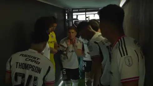 Leo Gil da instrucciones a sus compañeros previo al partido contra Cobresal.
