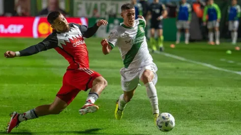 Gerónimo Rivera intenta esquivar a Paulo Díaz en el empate entre Banfield y River Plate. 
