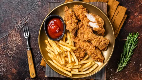 Pollo apanado con papas fritas
