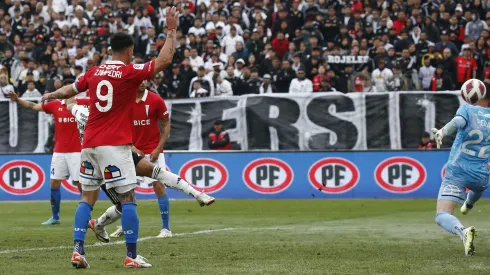 Zampedri pide offside en el gol de Benegas cuando él estaba habilitando al colocolino
