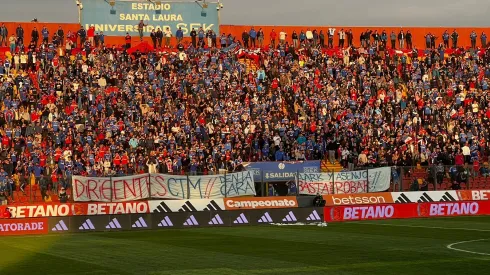 Los lienzos en Santa Laura contra la dirigencia de Azul Azul.
