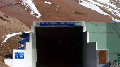 El Túnel Internacional Cristo Redentor que une la provincia de Mendoza (Argentina) con la región de Valparaíso (Chile).
