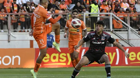 Rivaldo Hernández despeja el balón ante la presión de Damián Pizarro. Se repetirá ese duelo en el Monumental. 
