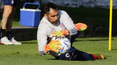 Claudio Bravo quedó al margen de la Roja por orden de Berizzo.
