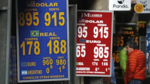 Precio del dólar se mantiene sobre los 900 pesos.

