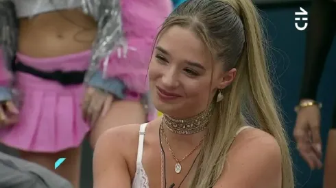 Alessia responde si le gusta más Bambino o Rai. 
