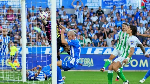 Una buena atajada de Bravo terminó rebotando en Bellerín para el gol de Alavés.
