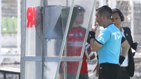 El juez del partido fue a ver la jugada al VAR.
