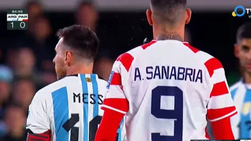 Sanabria es captado por la cámara escupiendo a Messi
