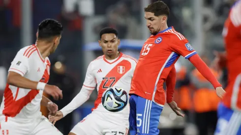 Diego Valdés marca el primer gol de Chile.
