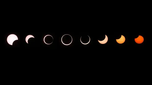 Una composición de imágenes del primer eclipse anular visto en EE.UU. desde 1994 muestra varias etapas, de izquierda a derecha, a medida que el eclipse pasa por la anularidad y el sol cambia de color al acercarse la puesta de sol el 20 de mayo de 2012 en el Parque Nacional del Gran Cañón, Arizona. 
