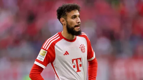 Mazraoui enfrenta la polémica en Alemania por apoyar a Palestina.
