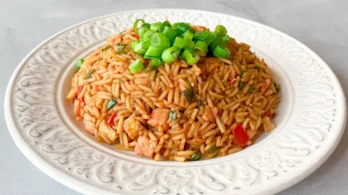 Así puedes hacer un rico arroz chaufa para el almuerzo de la semana
