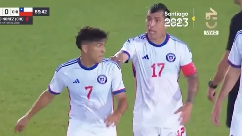 Gary Medel se molestó con Marcelino Núñez por su tarjeta roja en Venezuela. 
