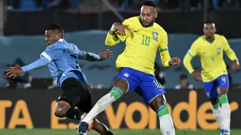 Neymar sufre lesión de rodilla en duelo de Brasil en Uruguay.
