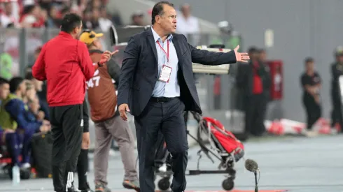 Juan Reynoso en la mira tras derrota de Perú con Argentina.
