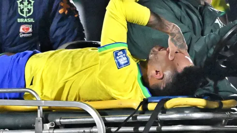 Neymar salió en camilla y llorando por su lesión ante Uruguay.
