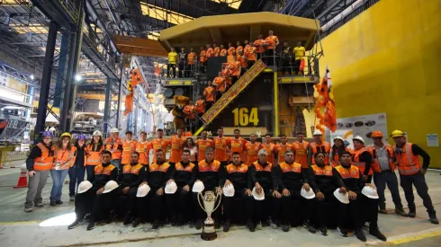 Cobreloa celebra su ascenso a Primera en la mina de Chuquicamata