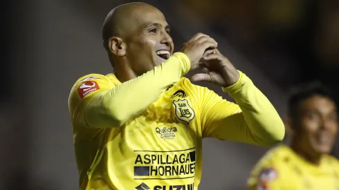 Nadie detiene al veterano Chupete Suazo.
