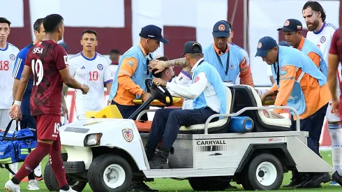 Diego Valdés salió lesionado en derrota de Chile en Venezuela.
