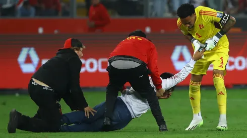 Pedro Gallese le quita celular a hincha de Perú.
