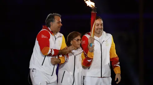 Fernando González, Lucy López y Nicolás Massú encendieron el pebetero de los Juegos Panamericanos Santiago 2023.
