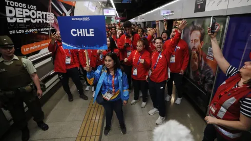 El Team Chile en conjunto llegó al Nacional en el Metro.
