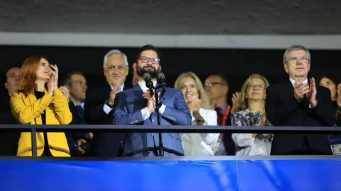 Presidente Boric es visto con un niño entre sus brazos.
