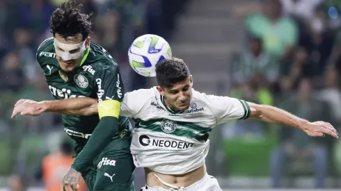 Benjamín Kuscevic lucha un balón con Gustavo Gómez, quien fuera su compañero en el Palmeiras de Brasil. 
