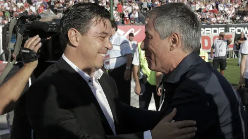 Ariel Holan y Marcelo Gallardo en un partido entre Independiente de Avellaneda y River Plate. 

