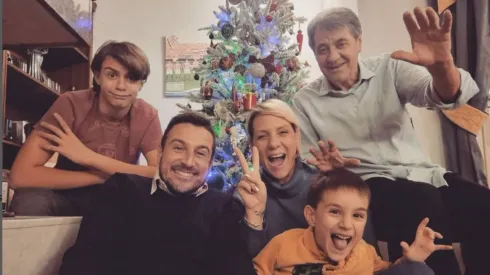 Mirko junto a su familia en una celebración navideña en Croacia
