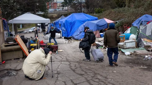 Residentes de un campamento de personas sin hogar caminan luego de consumir fentanilo (marzo de 2022 en Seattle, Washington)
