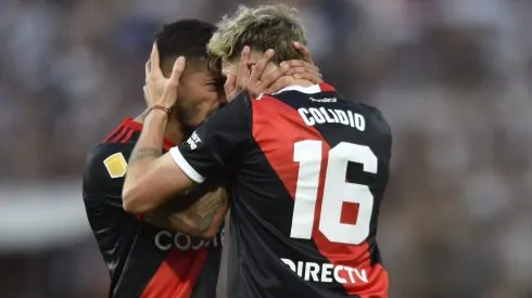 Paulo Díaz y Facundo Colidio celebran el empate de River Plate. 
