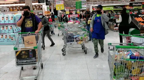 Personas realizan compras en un supermercado.
